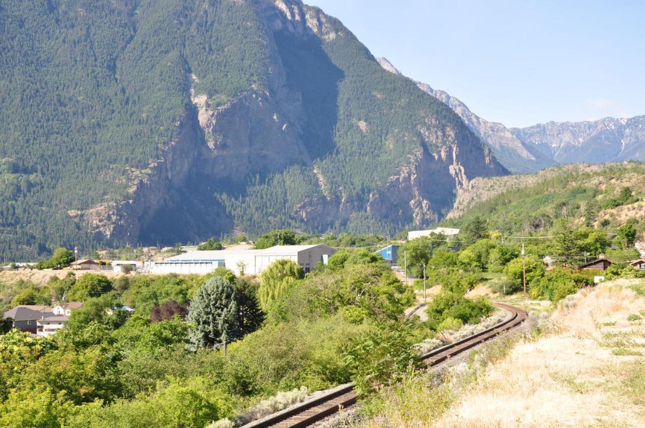 Canadas Best Value Inn Mile-0-Motel Lillooet Exterior photo