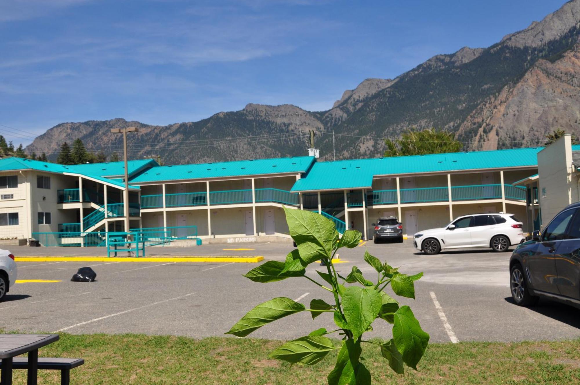 Canadas Best Value Inn Mile-0-Motel Lillooet Exterior photo