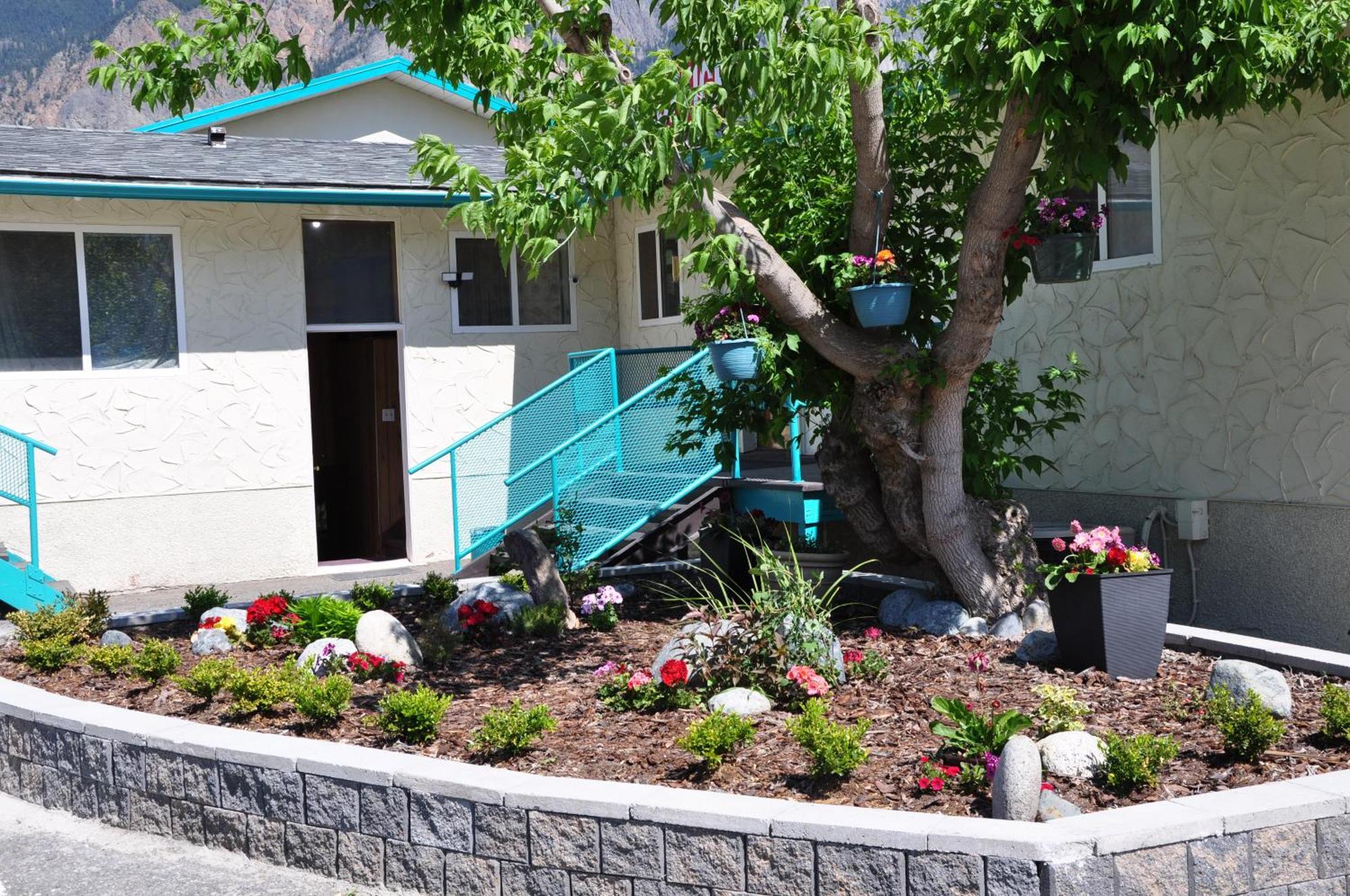 Canadas Best Value Inn Mile-0-Motel Lillooet Exterior photo